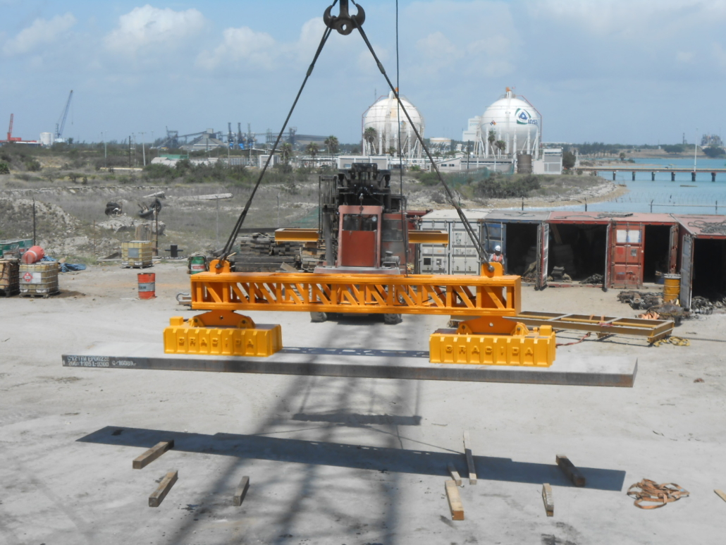 Electroimanes industriales GRACIDA para levantamiento de placas de acero y manejo de material siderúrgico pesado