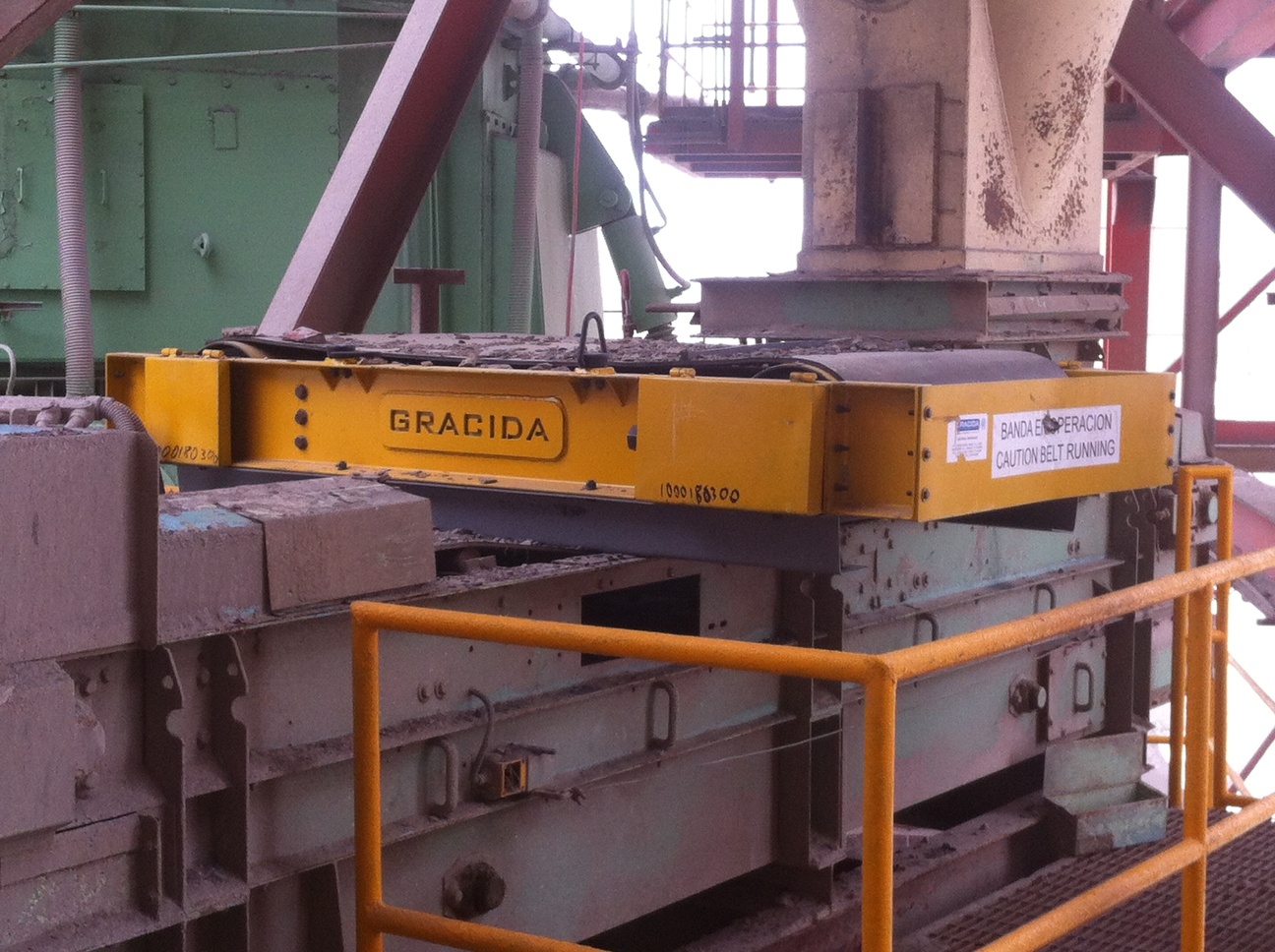 Separador magnético permanente de autolimpieza Gracida instalado sobre banda transportadora