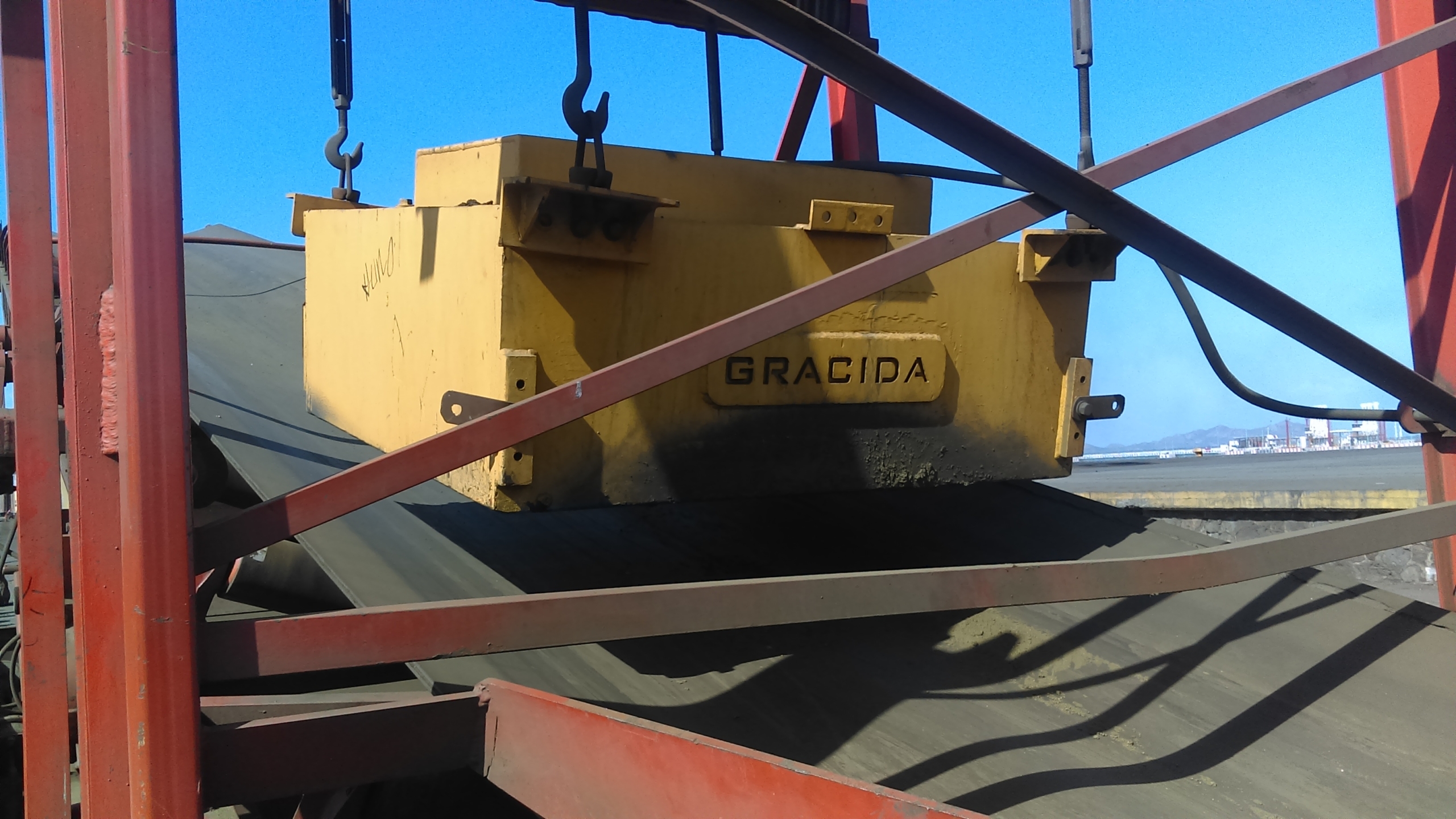 Separador electromagnético suspendido Gracida instalado sobre banda transportadora industrial