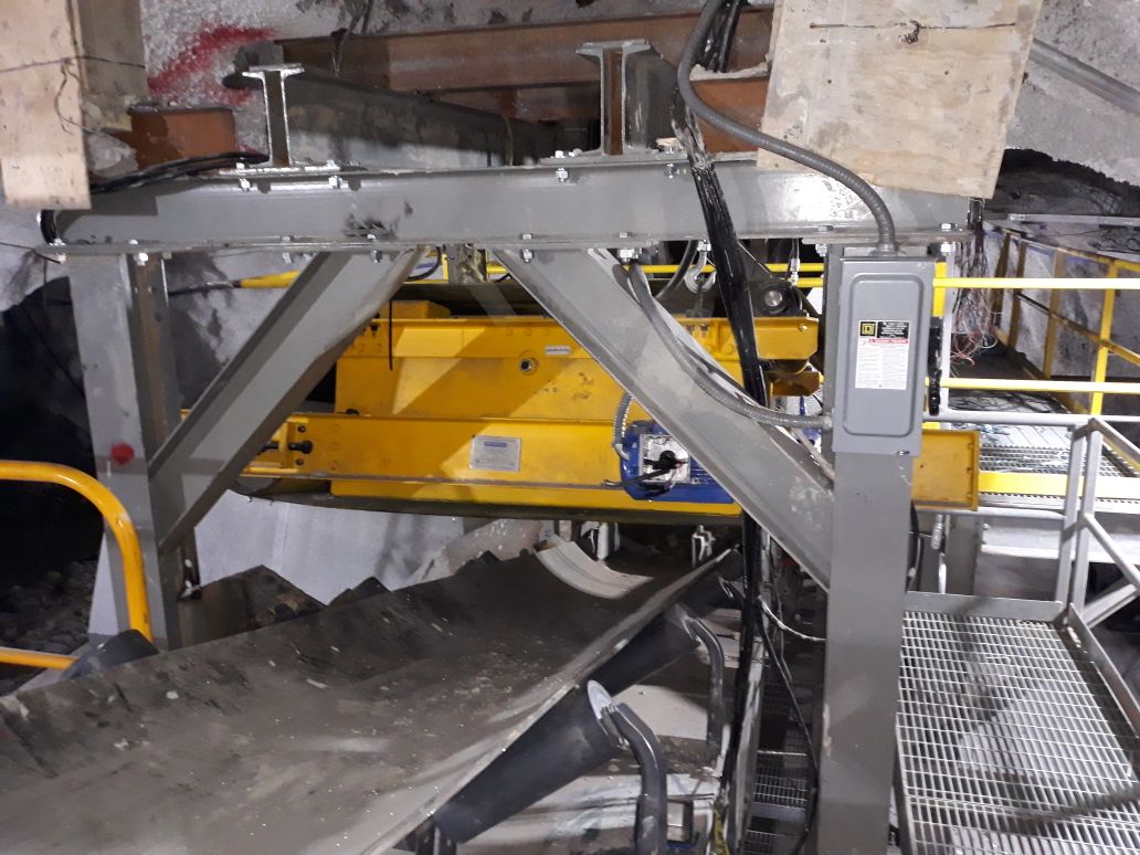 Separador magnético permanente de autolimpieza Gracida instalado en estructura sobre banda transportadora minera