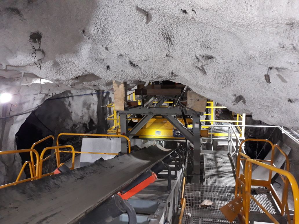 Separador magnético permanente de autolimpieza Gracida instalado en banda transportadora minera subterránea