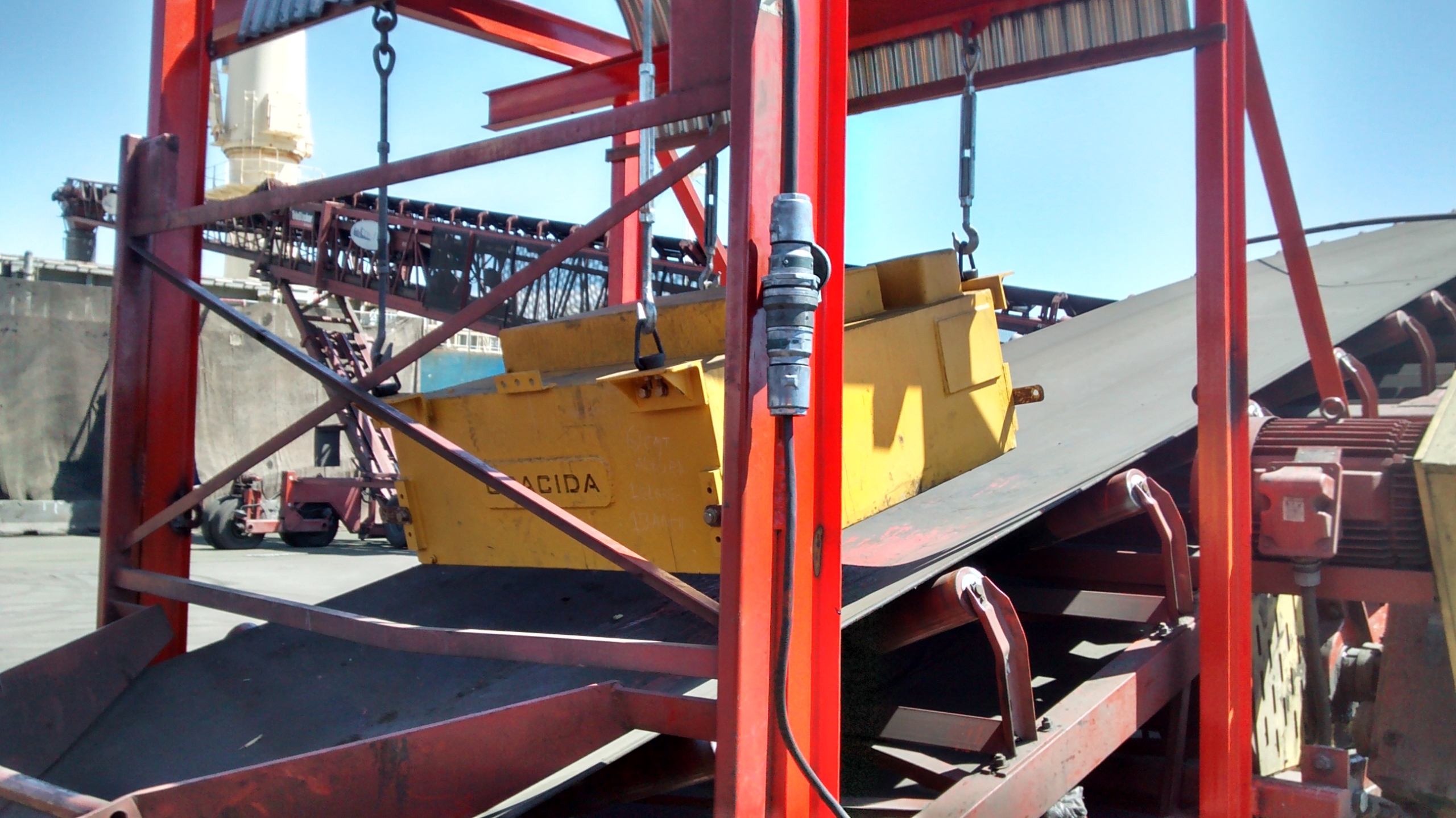 Separador electromagnético de limpieza manual Gracida suspendido sobre banda transportadora