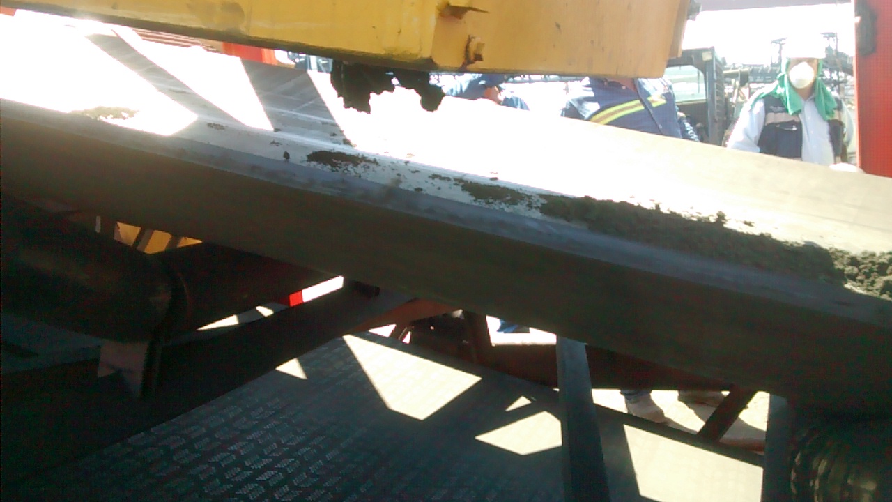 Separador magnético permanente Gracida capturando contaminantes ferrosos en banda transportadora