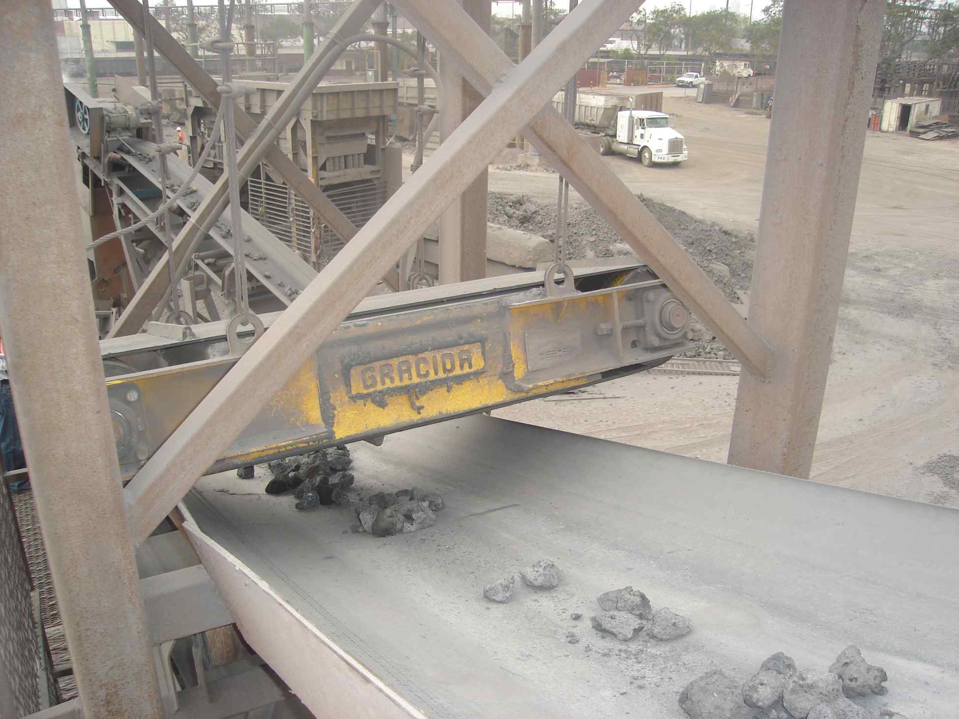 Separador magnético permanente de autolimpieza Gracida instalado sobre banda transportadora