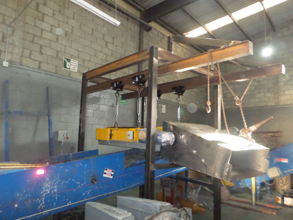 Separador magnético permanente de autolimpieza Gracida tipo overband en banda transportadora