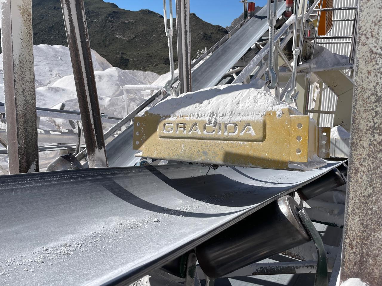 Separador magnético permanente Gracida modelo SMP-2424-8-LM sobre banda transportadora industrial