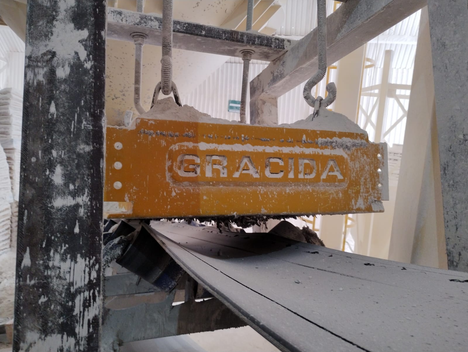 Separador magnético permanente Gracida modelo SMP-2430-8-LM instalado sobre banda transportadora