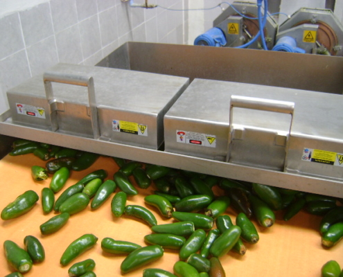 Placa magnética permanente industrial sobre banda transportadora Placa magnética permanente Gracida instalada sobre banda transportadora de alimentos